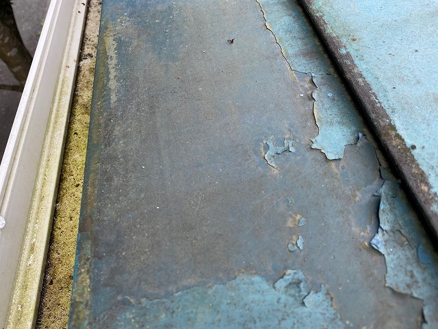 10年前に塗装した金属屋根の塗膜剥離
