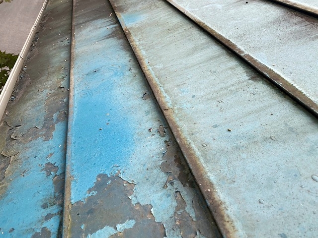 北茨城市の錆と塗膜が剥がれた金属屋根