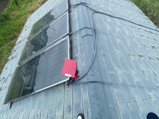 ソーラーシステム型太陽熱温水器撤去とコロニアル屋根メンテナンス