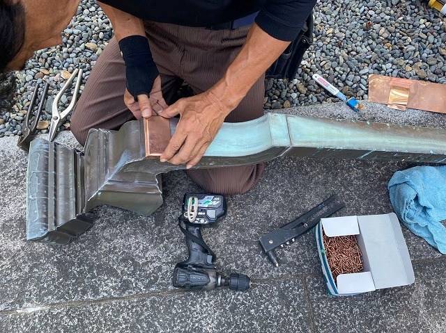 三味胴アンコー集水器の穴を修理する板金職人