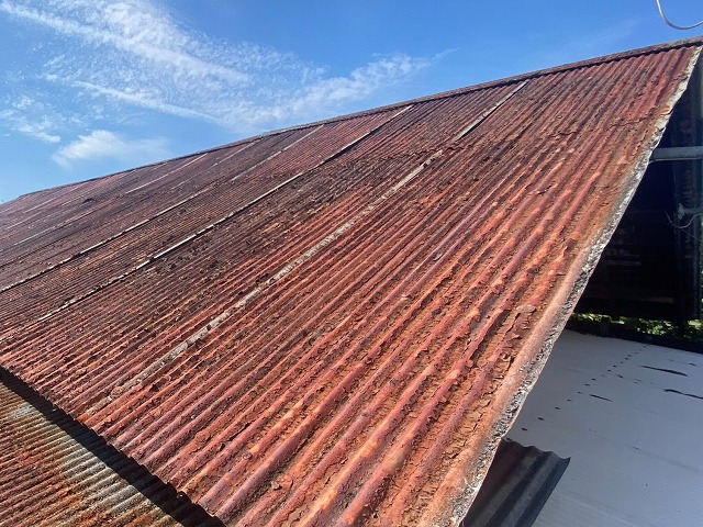 赤茶色に錆びついた倉庫のトタン屋根