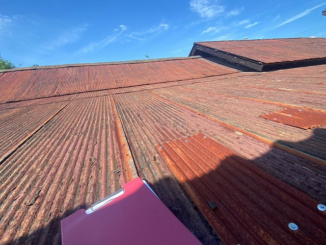 錆びついた倉庫の波トタン屋根