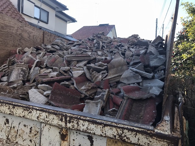 小美玉市での屋根葺き替え現場で解体瓦満載のトラックの荷台