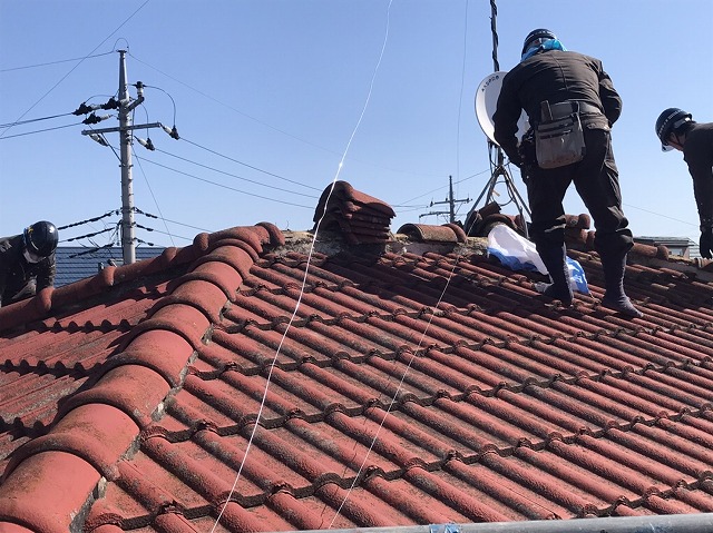 小美玉市の現場でモニエル瓦屋根を解体する職人