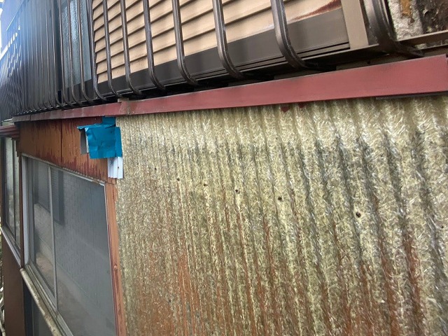 硬質波板やトタン波板が使用されていた外壁
