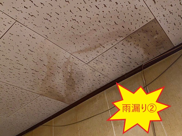 廊下の天井材への雨漏り染み