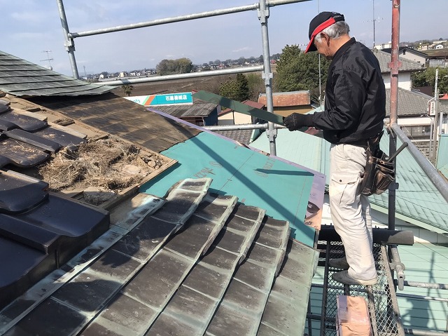 銅板葺き屋根の防水シート設置