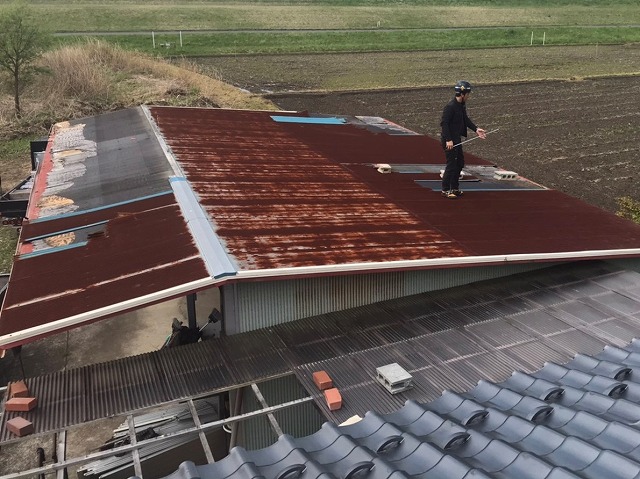これから施工する波トタン屋根を再度計測する職人