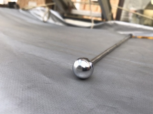 水戸市雨漏り調査で漆喰を打診棒の先に付いているボール