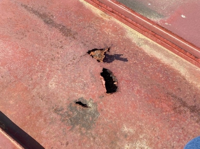 瓦棒屋根の錆が腐食してあいた穴