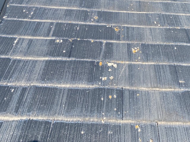 塗膜剥離が点在している屋根