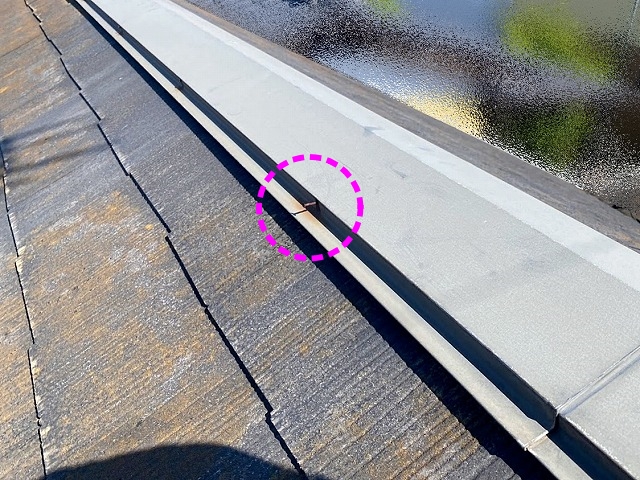 地震の揺れが蓄積すると棟板金の釘の緩みにつながる