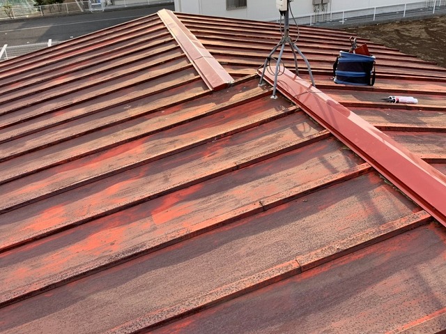 赤い瓦棒屋根の棟板金交換が完了