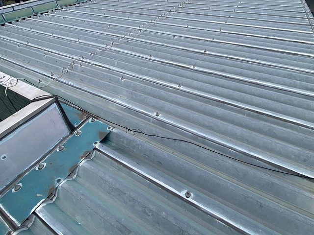 加工しやすく低コストで施工できる折板屋根