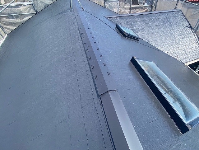屋根塗装と棟換気工事が完了した水戸市のコロニアル屋根