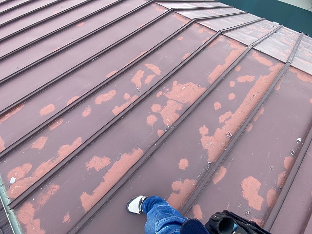 色が斑なトタン製の瓦棒屋根