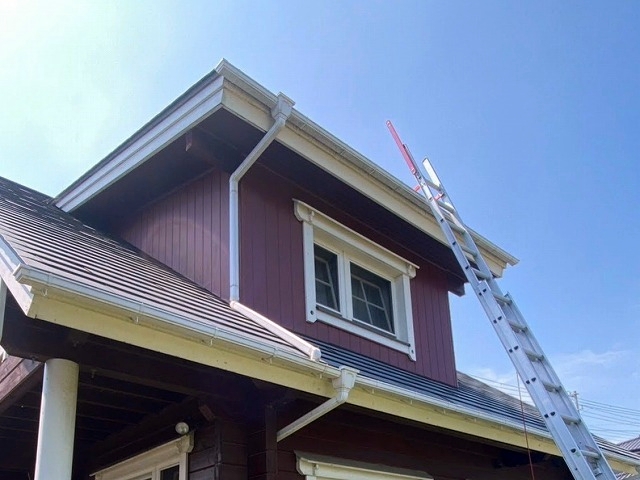 ログハウスの屋根は塗装が必要