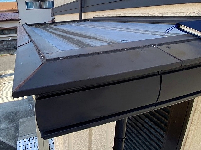 庇屋根のシート防水の不具合を確認
