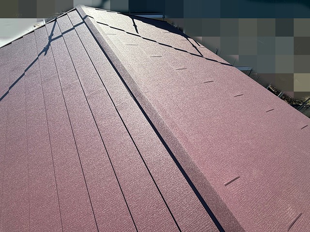 スーパーガルテクトに葺き替えた切妻の二階屋根