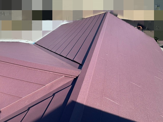 スーパーガルテクトのワインレッドで葺き替えた日立市の屋根