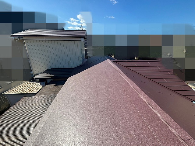 スーパーガルテクトのワインレッド色で葺き替えた日立市の屋根