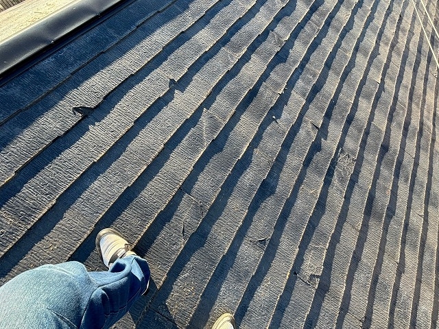日立市のひび割れたスレート屋根はカバー工事で対応
