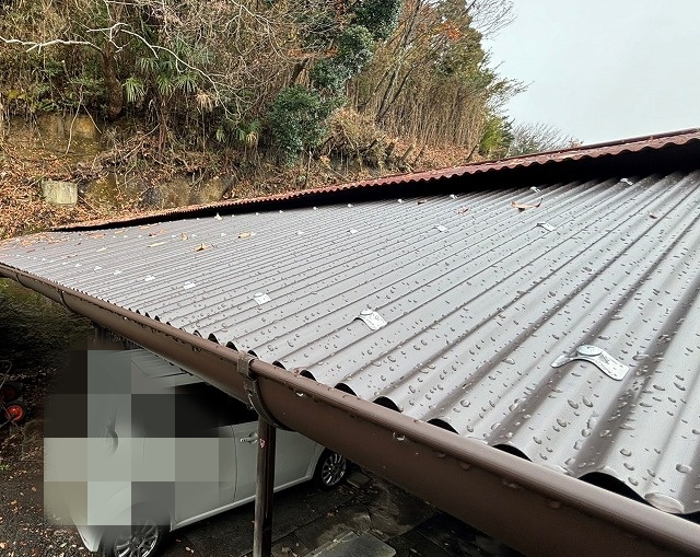 車庫の庇屋根をガルバリム製波板に交換した東海村の現場風景