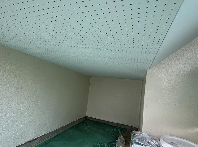 張り替えた跡の塗装した天井有孔ボード
