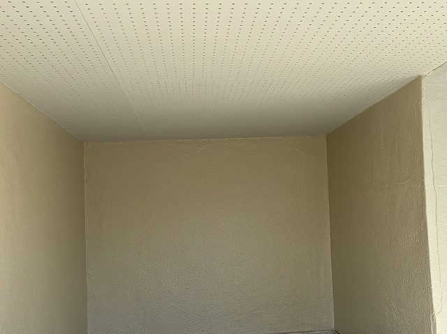 張り替えて塗装した軒天と塗装した外壁