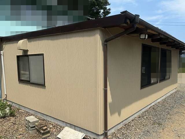 クリーム系の塗料で塗った鉾田市の作業小屋外壁