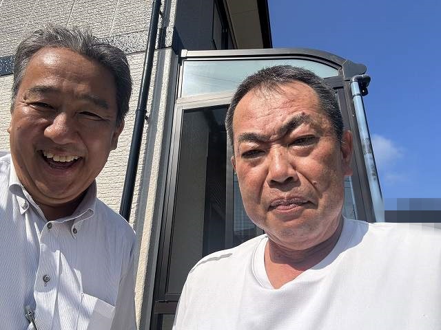 屋根カバーをご依頼下さったお客様と、街の屋根やさん水戸店のお客様担当スタッフ