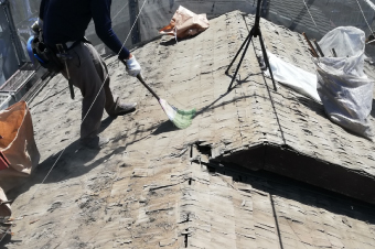 既存の屋根を解体撤去する葺き替え工事