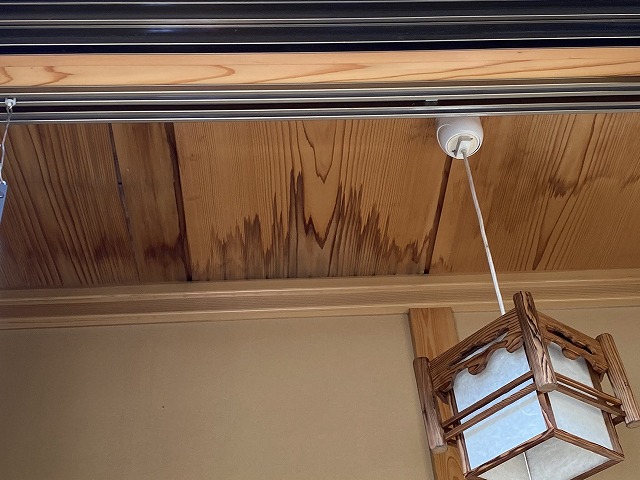 縁側の天井への雨漏り染み